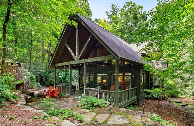 Wooded Seclusion,Quick Access to Highly Acclaimed Hiking, and the Club.