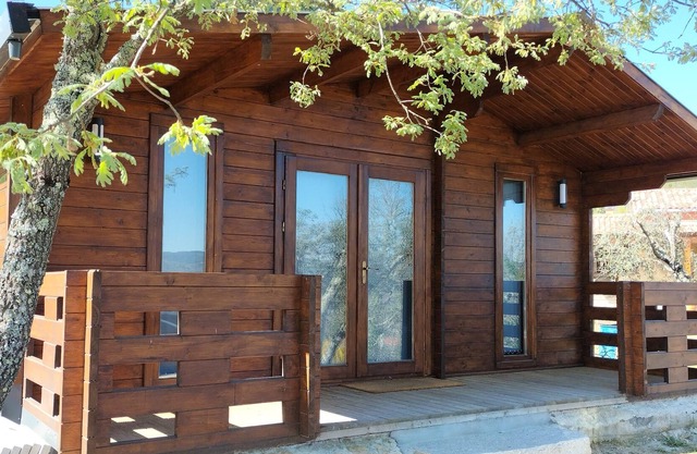 Wooden bungalow with outdoor Jacuzzi, Hiking trails.