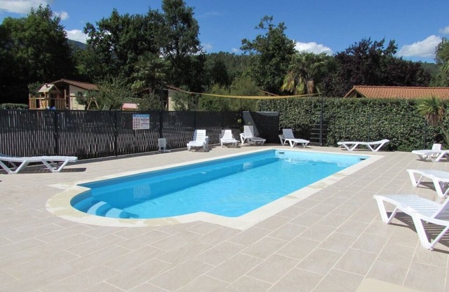 Wooden chalets in self-catering villages with terrace, barbecue, swimming pool and air conditioning