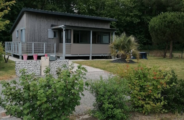 Wooden house, 15 min from seaside, ideal for family, swimming pool, playground, secure park.
