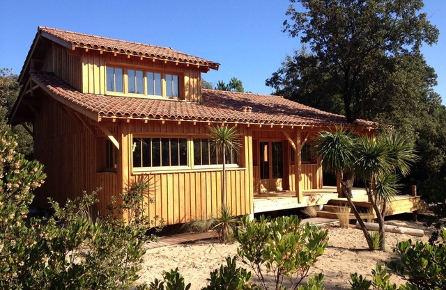 WOODEN HOUSE IN THE BORDER OF THE OCEAN