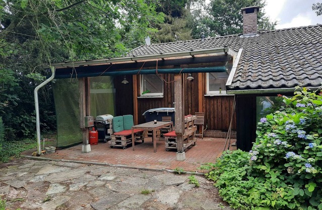 Wooden house in the countryside. Lintel /Woodhouse /Casa d. Madera