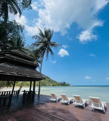 Wooden villa in resort with pool, 100m from the beach