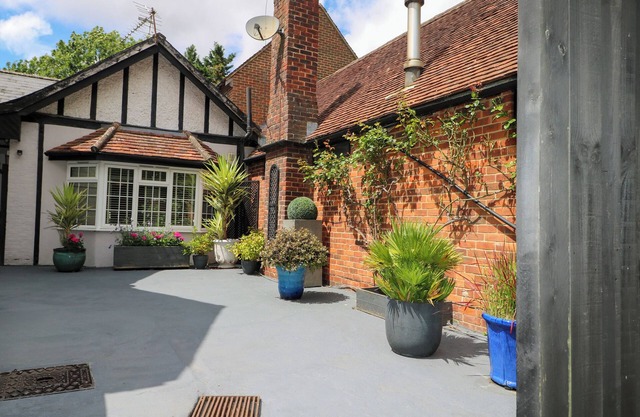 WOODEND ANNEXE, family friendly, country holiday cottage in Fontwell