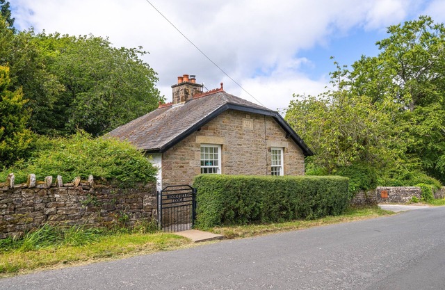 Woodfield Lodge - Rural Cottages with Hot Tub. Dog-friendly