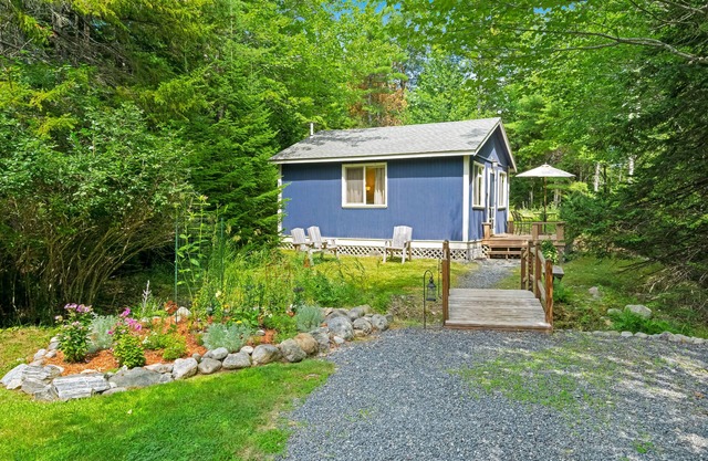 Woodland Home near Long Pond w/Spacious Living Area, Full Kitchen & Deck