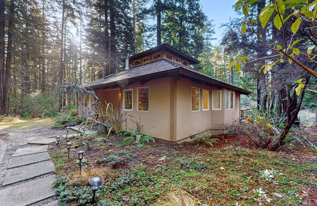 Woodland home with hot tub, deck, olive tree, near beach - 1 dog OK