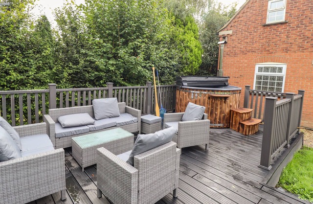 WOODLAND LODGE, pet friendly, with hot tub in Boston