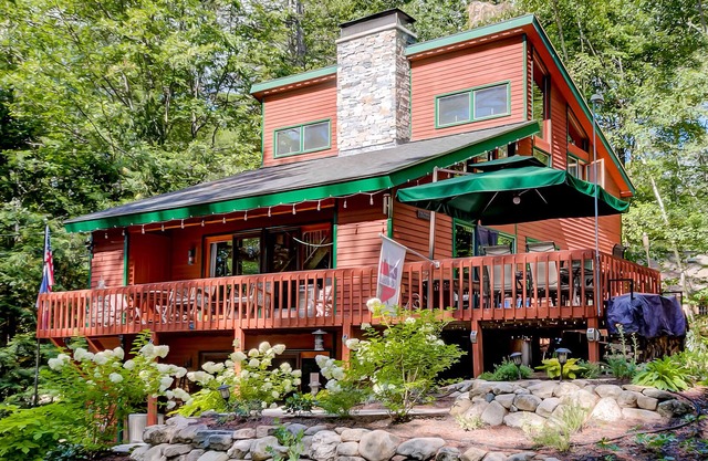 Woodland lodge w/ firepit, deck, grill & fireplace - walk to beaches, dogs OK!