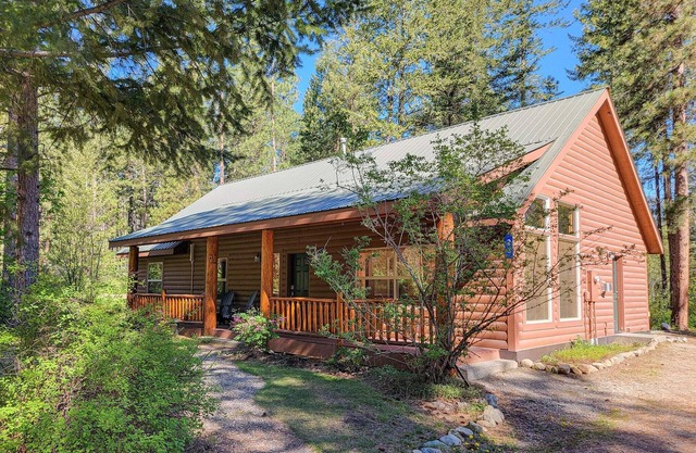 Woodland Retreat: Cozy Cabin Near Trails & Mazama