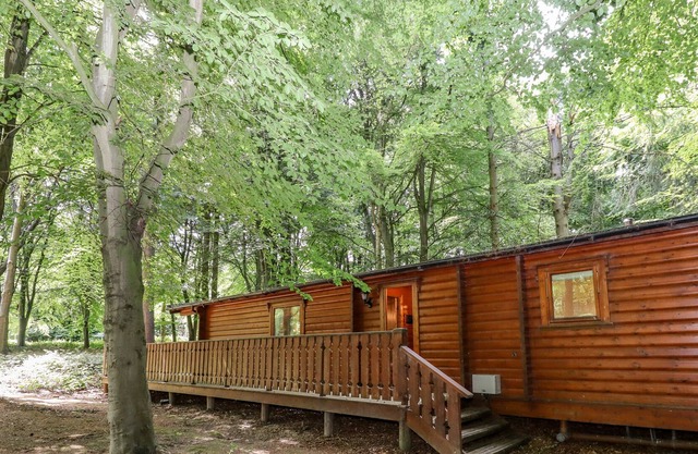 WOODLAND RETREAT, family friendly, with a garden in Louth