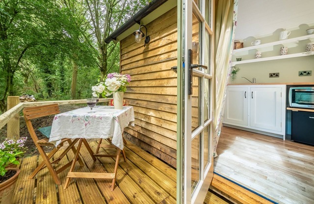 Woodland Retreat Shepherd's Hut, Brundish