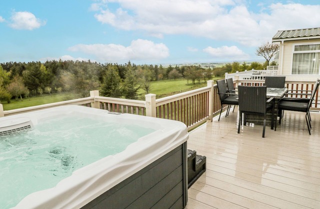 WOODLAND VIEW LODGE, pet friendly, luxury holiday cottage in Felton