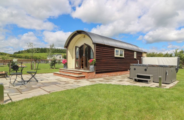 WOODLAND VIEW, pet friendly, with hot tub in Rhayader