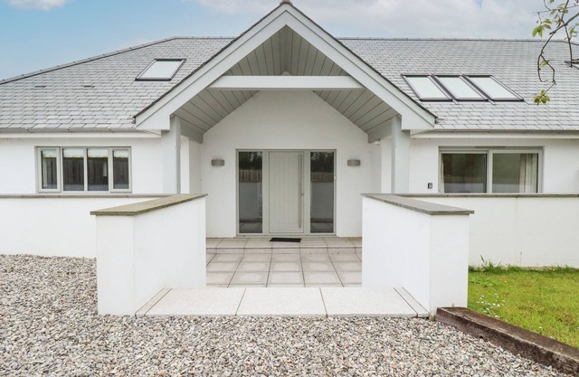 WOODLANDS CLOSE, pet friendly, luxury holiday cottage in Padstow