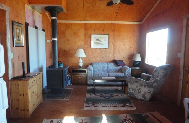 Woodlands Fishin Resort - Bear Cabin on Beautiful Puntzi Lake
