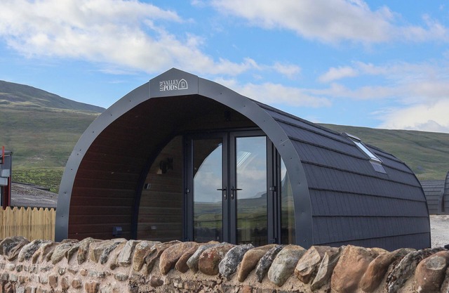 WOODPECKER, family friendly, with hot tub in Ingleton
