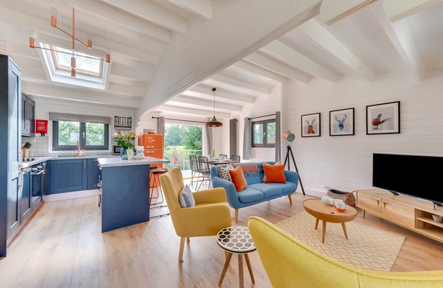 Woodpecker Lodge - Two Bedroom House, Sleeps 4