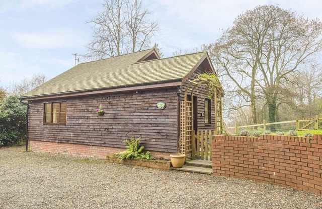 WOODPECKERS COTTAGE, romantic, with open fire in Church Stretton