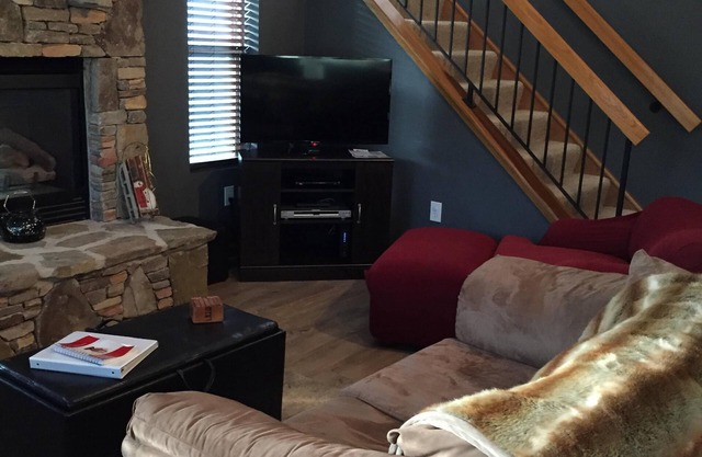 Woodridge ski-in, 1st flr 4BD, 3.5BA Sleeps 13! BIG WEEK DAY & WEEKLY DISCOUNTS!