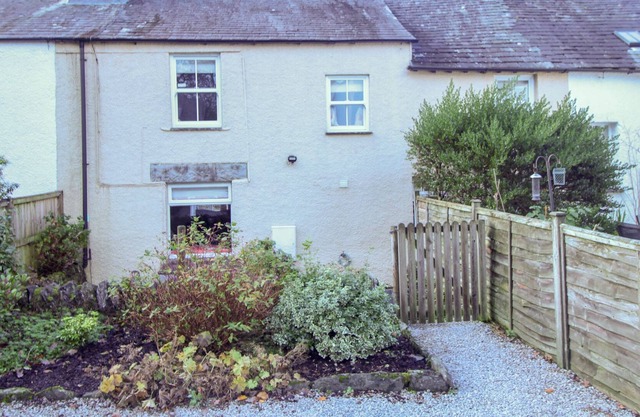 Woodside Cottage close to Windermere with wood burning stove, beams and leisure club included