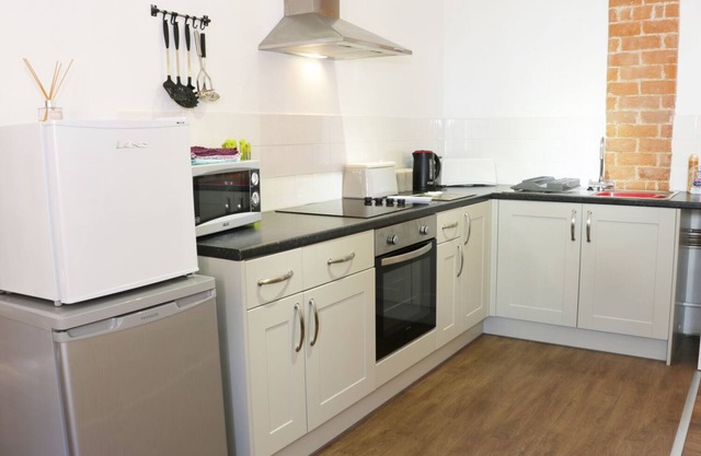 WOODSIDE COTTAGE, pet friendly, character holiday cottage in Kerry