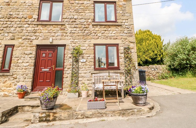 WOODSIDE COTTAGE, pet friendly, with open fire in Grewelthorpe