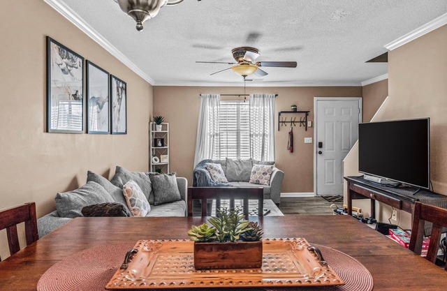 Woodstone Retreat Condo right next to UGA golf course!