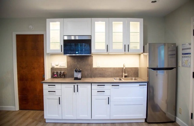 Woodsy King Suite in the Heart of Santa Rosa