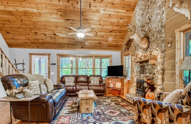 Woodsy lodge with lovely deck, private hot tub, game room - near hiking & tubing