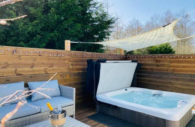 Woodys Retreat, Hot Tub Holiday Home, Felmoor Park (dog friendly)