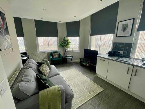 Woolton Escape Light-filled Free Parking