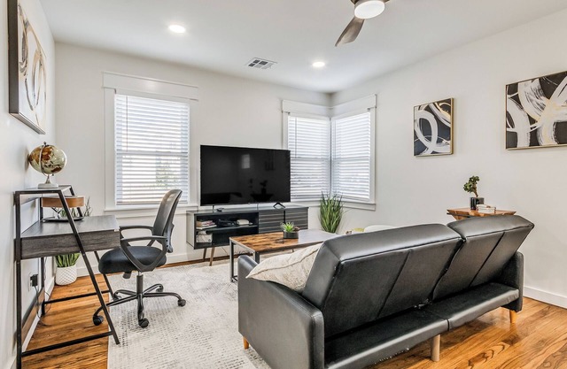 Work, Rest & Recharge – Downtown Home w/Washer & Dryer