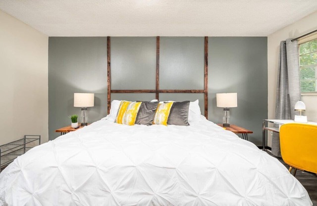 Work Travel KingBed P&G Kitchen W/D Pets WiFi