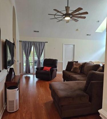 Workers Love It Here! 3 Bedroom House with screened in porch