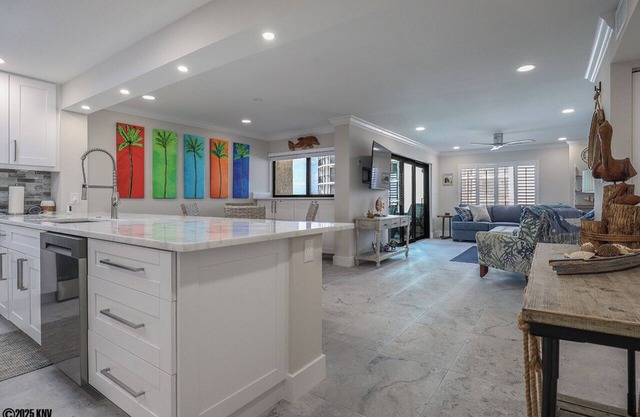 World Class Sunsets on the Gulf From Your Lanai! Beachfront 2B/2B Sandarac Vacation Condo