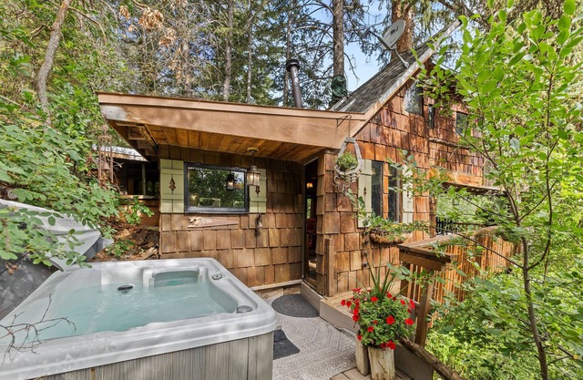 World Famous Rocky Mountain Treehouse | Hot Tub