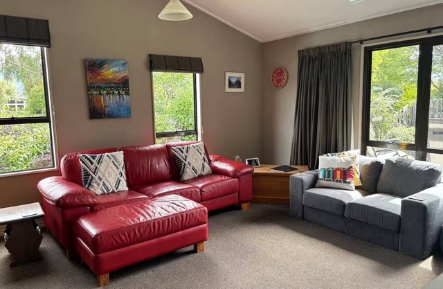 *Worsley House*Great location 5 mins to Town Centre*Free Fibre Wifi*