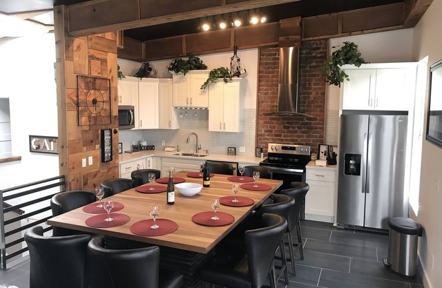 Wow! Cool 2 story Loft gathering place for 10 sleeps 6