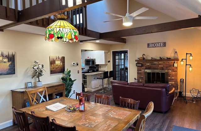 WOW! Poconos Retreat, Hot Tub, Game Room, Deck, Lakes, Skiing, Pools, Firepit