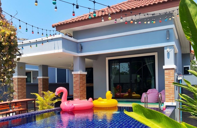 WOW! Private Pool Villa, 5 Mins to Beach, FREE-Parking, WIFI, NETFLIX, BBQ