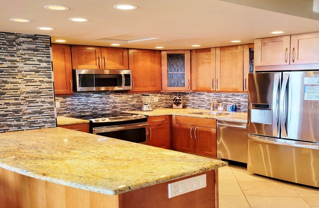 WOW! - WHALER's BEST! - PENTHOUSE -EXQUISITE REMODEL! VIEWS! 4 BEDS -SLEEPS 6!