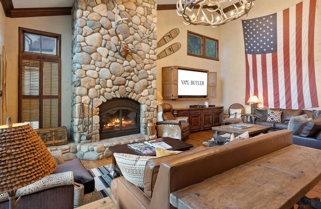 Wrangler Lodge by Vail Butler - ski in, walk to town, hot tub