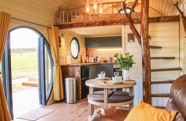 WREKIN LODGE, romantic, with hot tub in Much Wenlock