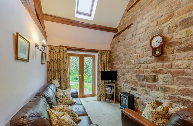WREN COTTAGE, family friendly, with a garden in Rudyard Lake