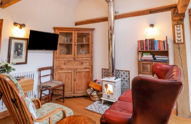WREN COTTAGE, romantic, character holiday cottage in Church Stretton