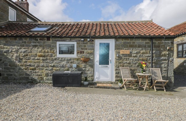 WREN, romantic, country holiday cottage, with open fire in Burniston