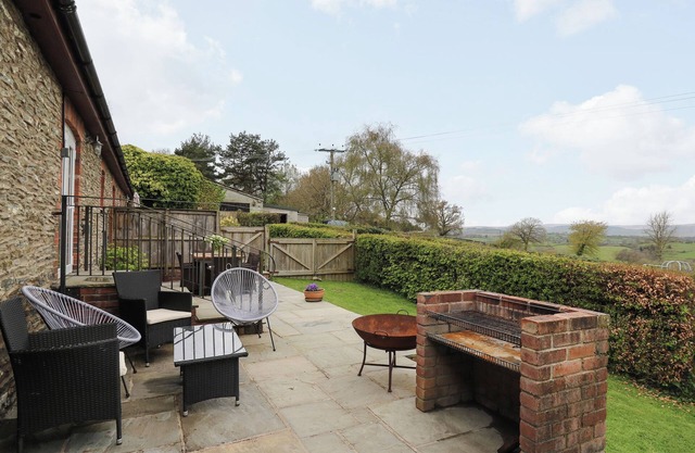 WYE COTTAGE, pet friendly, with hot tub in Builth Wells