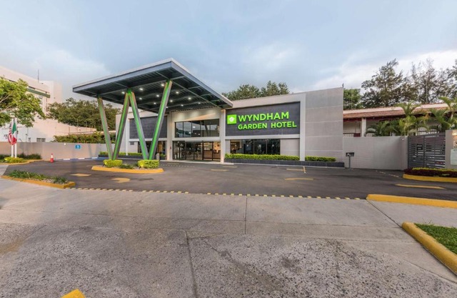 Wyndham Garden Guadalajara Expo Plaza del Sol