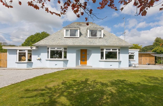 WYVERN, pet friendly, with a garden in Penryn